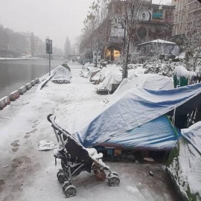 refugees_paris_snow